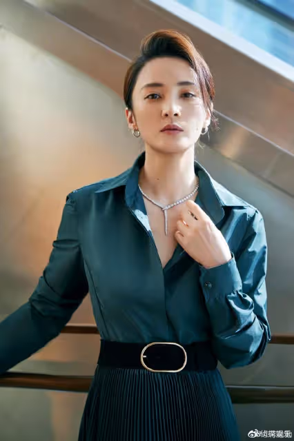 47歲蔣勤勤出席活動,生圖下皮膚白皙顏值養眼,排骨胸身材超搶鏡