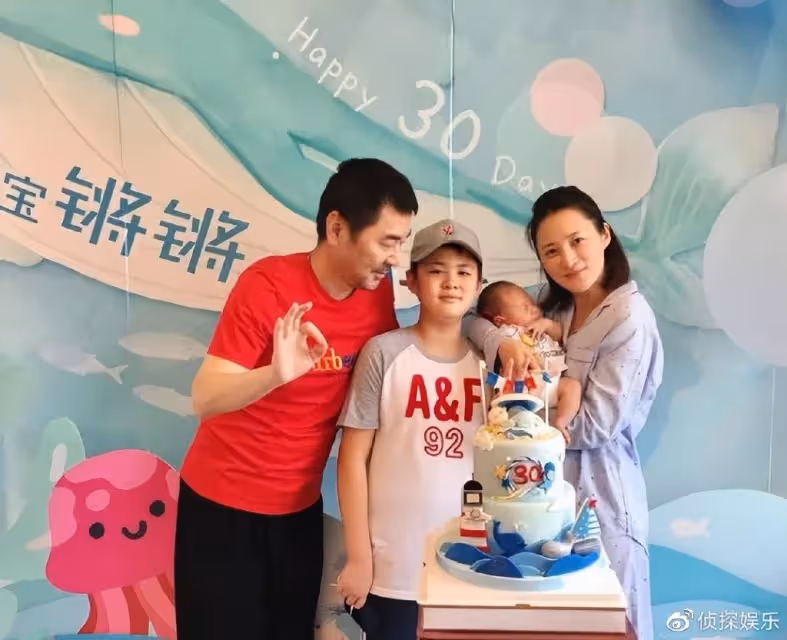 47歲蔣勤勤出席活動,生圖下皮膚白皙顏值養眼,排骨胸身材超搶鏡