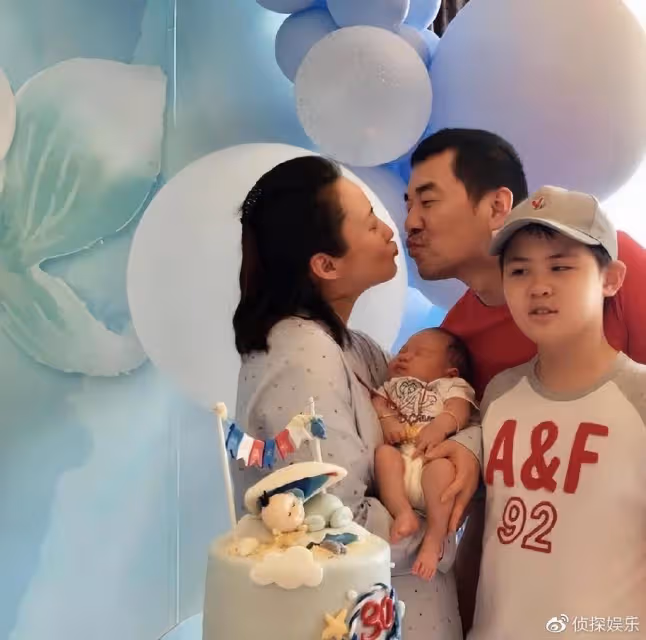 47歲蔣勤勤出席活動,生圖下皮膚白皙顏值養眼,排骨胸身材超搶鏡