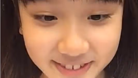 張丹峰否認婚變後曬女兒近照，9歲彤彤越長越美，和媽媽洪欣超像