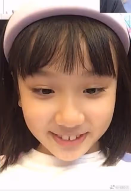 張丹峰否認婚變後曬女兒近照,9歲彤彤越長越美,和媽媽洪欣超像