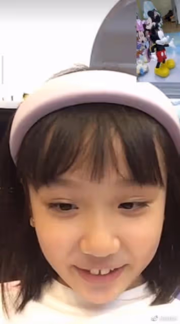 張丹峰否認婚變後曬女兒近照,9歲彤彤越長越美,和媽媽洪欣超像