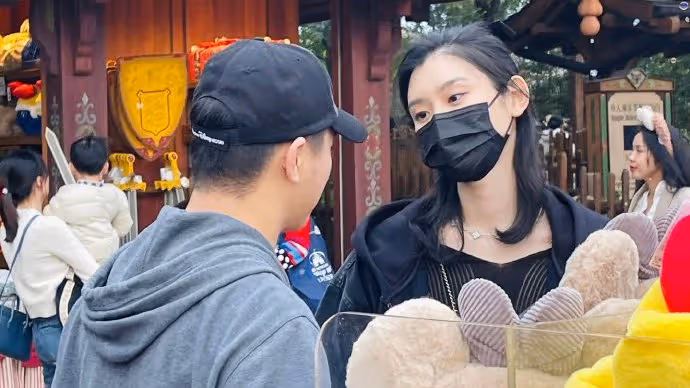 何猷君攜奚夢瑤迪士尼被偶遇，妹妹何超欣同游，與嫂子相處如親姐妹