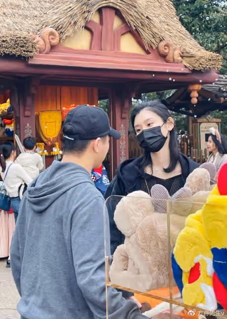 何猷君攜奚夢瑤迪士尼被偶遇,妹妹何超欣同游,與嫂子相處如親姐妹