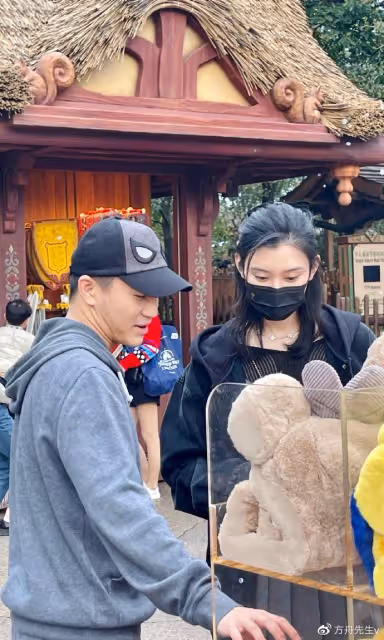 何猷君攜奚夢瑤迪士尼被偶遇,妹妹何超欣同游,與嫂子相處如親姐妹