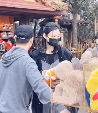 何猷君攜奚夢瑤迪士尼被偶遇,妹妹何超欣同游,與嫂子相處如親姐妹
