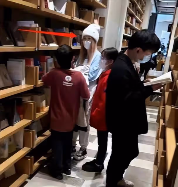 突發!王寶強女友馮清被曝成被執行人,名下四家公司,三家被註銷