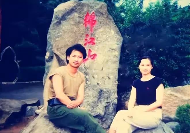 曝蔣雯麗包養2個男大學生，還給他們買房，和顧長衛早已貌合神離