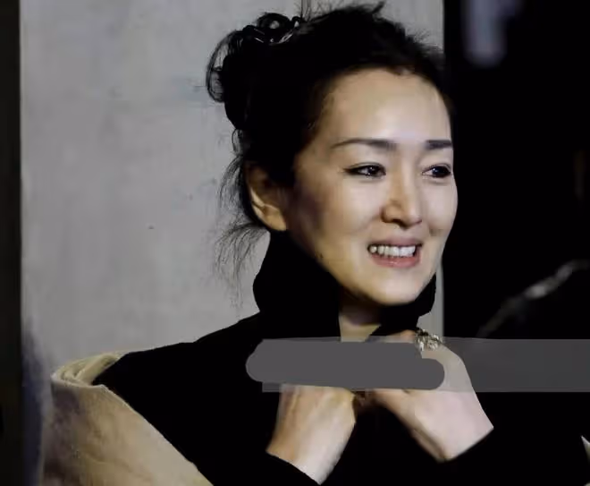 鞏俐和法國總統馬克龍同桌晚宴照曝光,身後服務員被誤會是劉亦菲