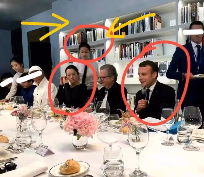 鞏俐和法國總統馬克龍同桌晚宴照曝光,身後服務員被誤會是劉亦菲