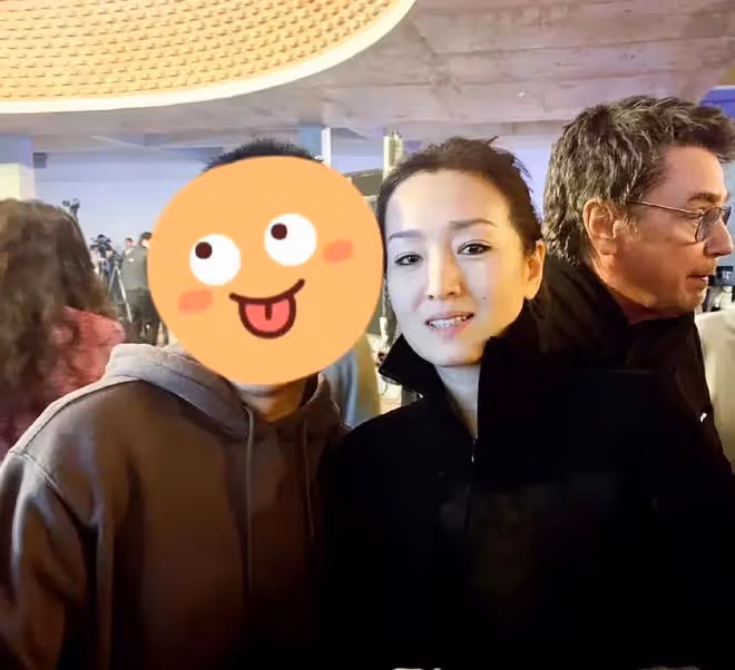 鞏俐和法國總統馬克龍同桌晚宴照曝光,身後服務員被誤會是劉亦菲