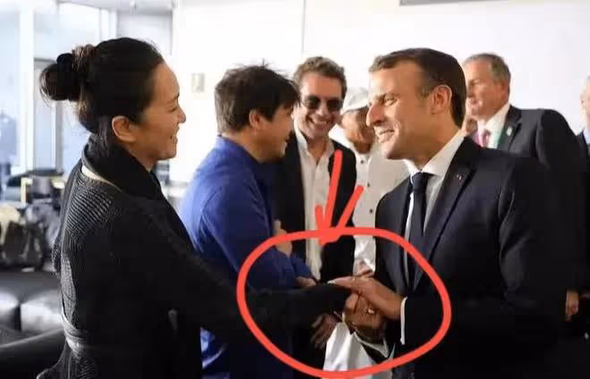 鞏俐和法國總統馬克龍同桌晚宴照曝光，身後服務員被誤會是劉亦菲