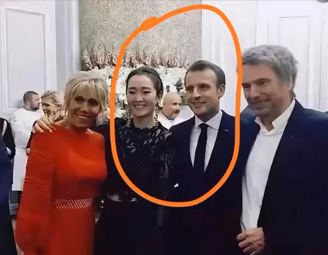 鞏俐和法國總統馬克龍同桌晚宴照曝光，身後服務員被誤會是劉亦菲