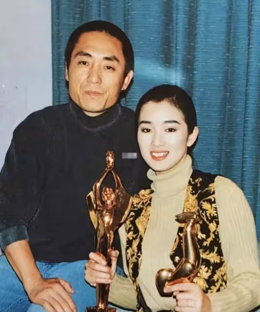 鞏俐和法國總統馬克龍同桌晚宴照曝光，身後服務員被誤會是劉亦菲