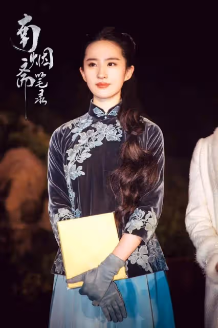 說鞏俐代表法國來訪問中國只為炫耀的,原因是鞏俐的新加坡國籍吧