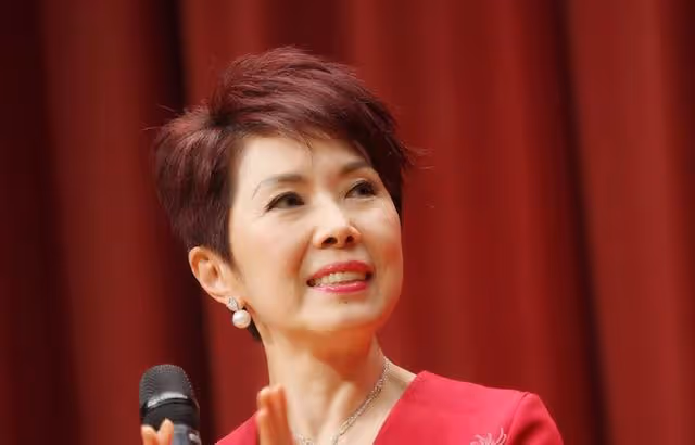 香港知名女星罕露面，做骨髓檢驗被曝患重病，與富貴女友恩愛十年