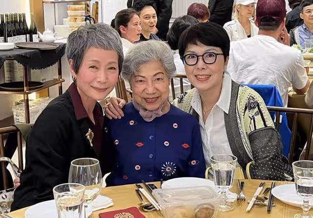 香港知名女星罕露面，做骨髓檢驗被曝患重病，與富貴女友恩愛十年