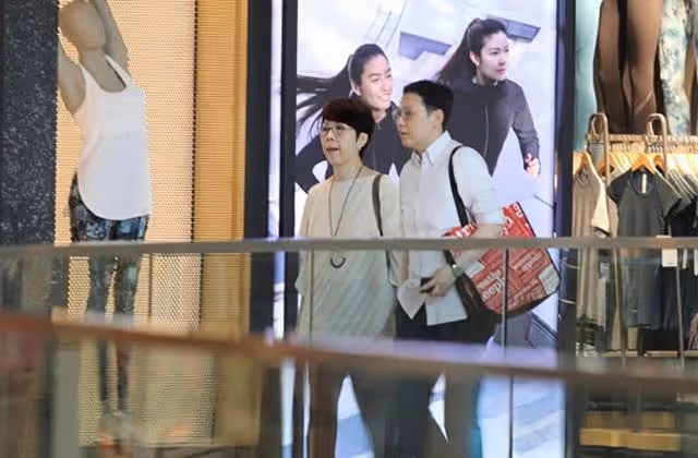 香港知名女星罕露面，做骨髓檢驗被曝患重病，與富貴女友恩愛十年