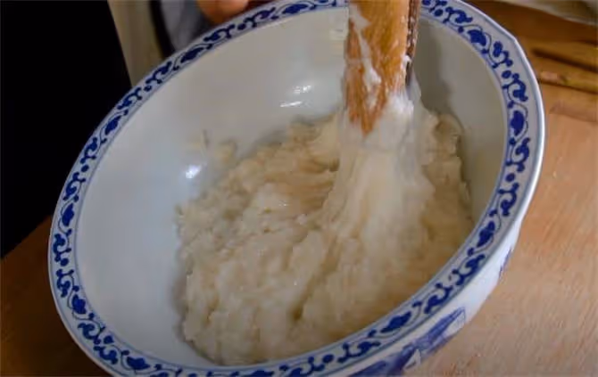 紅糖糍粑，手動敲打20分鐘才能做成的美味，香酥軟糯，飯店必點
