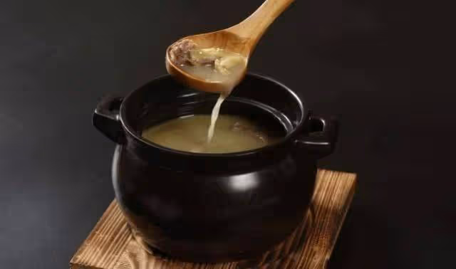 教你一道不一樣的燉雞湯，這樣燉出的雞湯更鮮美，而且沒有腥味