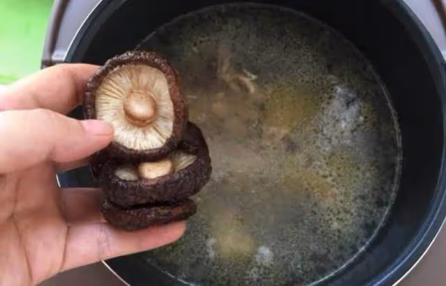 教你一道不一樣的燉雞湯，這樣燉出的雞湯更鮮美，而且沒有腥味