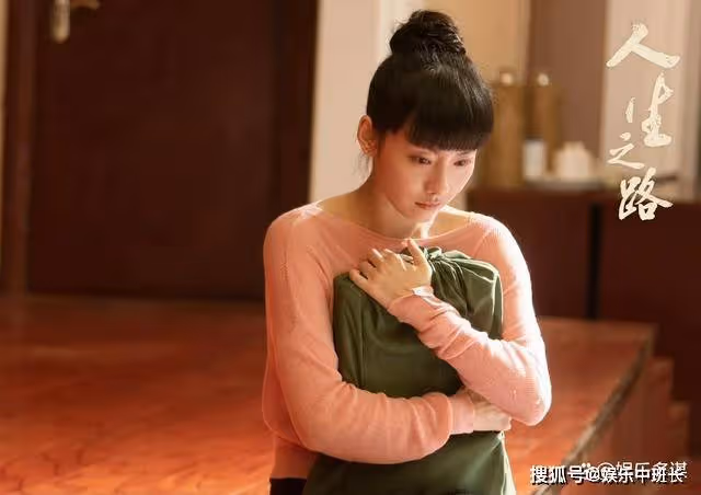 《人生之路》黃亞萍打胎去國外發展，高加林找巧珍復合，反被巧珍揍了一頓