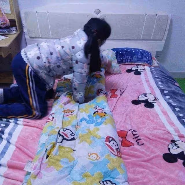 女兒一直說身上癢!醫院檢查不出來 「 到家剪開被子」 父母含淚報警 :讓所有人都快吐了
