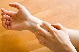 女兒一直說身上癢!醫院檢查不出來 「 到家剪開被子」 父母含淚報警 :讓所有人都快吐了