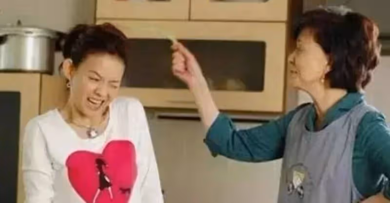 婆婆和媳婦吵架，丈夫一腳踢倒媳婦，站起來後，全家如遭雷擊！