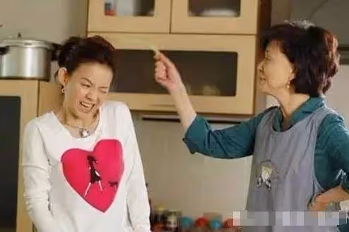 婆婆和媳婦吵架,丈夫一腳踢倒媳婦,站起來後,全家如遭雷擊!