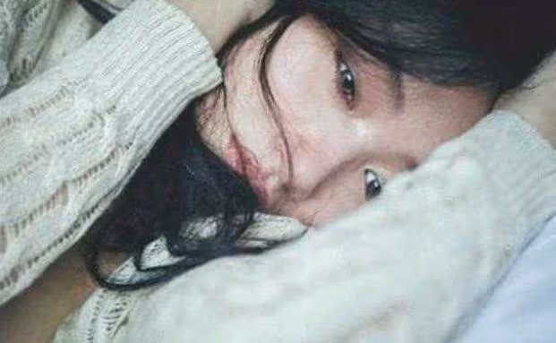 婆婆和媳婦吵架,丈夫一腳踢倒媳婦,站起來後,全家如遭雷擊!