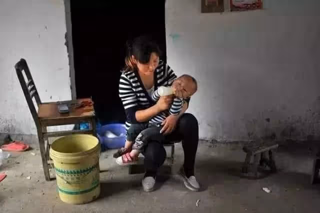丈夫「拋棄妻女」失蹤半年,女子想要離婚,無意間聽了婆婆的話,她決定外出尋夫