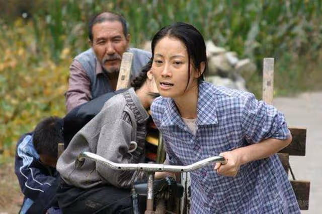 丈夫「拋棄妻女」失蹤半年,女子想要離婚,無意間聽了婆婆的話,她決定外出尋夫
