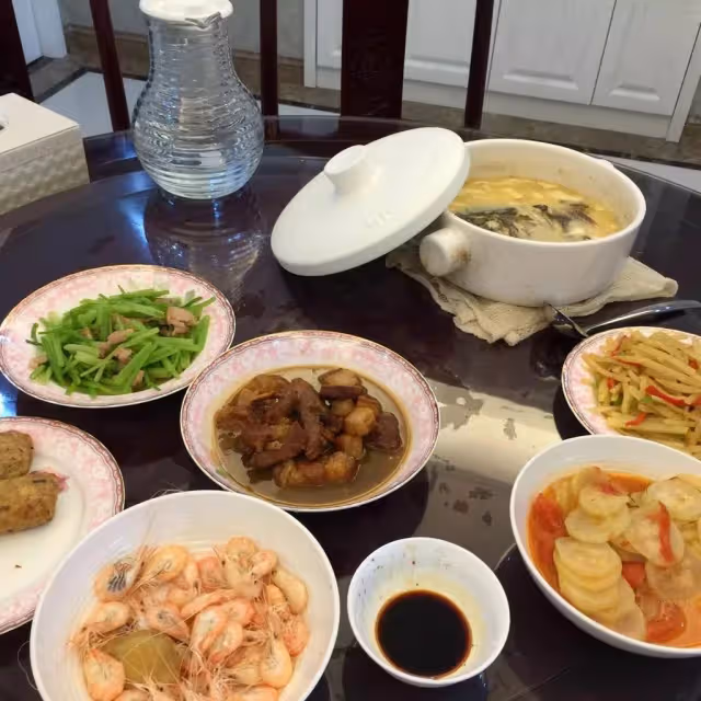 婚後婆婆每天給媳婦和兒子做飯,媳婦一天拿錯飯盒,打開一看愣了
