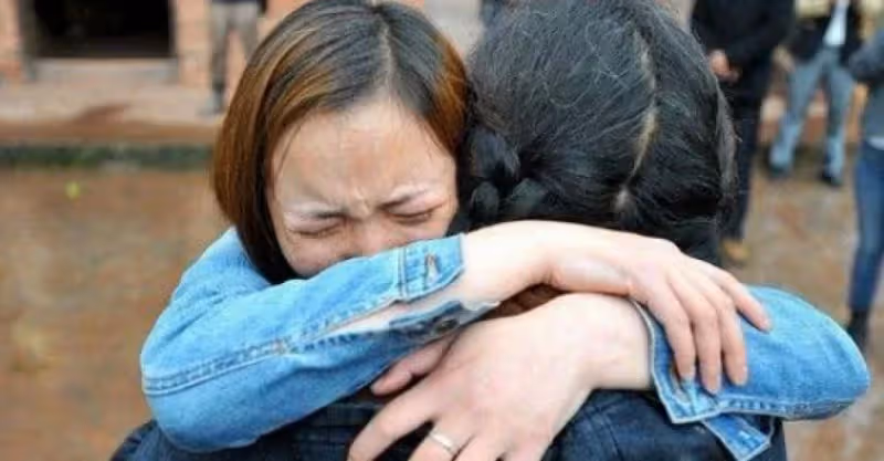 4歲女孩放學後，出門買糖時失蹤，二十年後因一包瓜子，她認出親媽