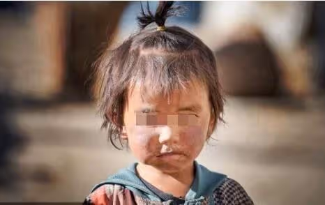 4歲女孩放學後,出門買糖時失蹤,二十年後因一包瓜子,她認出親媽