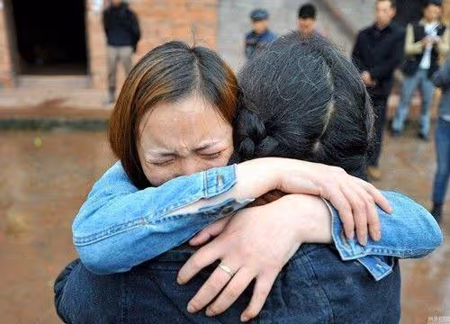 4歲女孩放學後,出門買糖時失蹤,二十年後因一包瓜子,她認出親媽