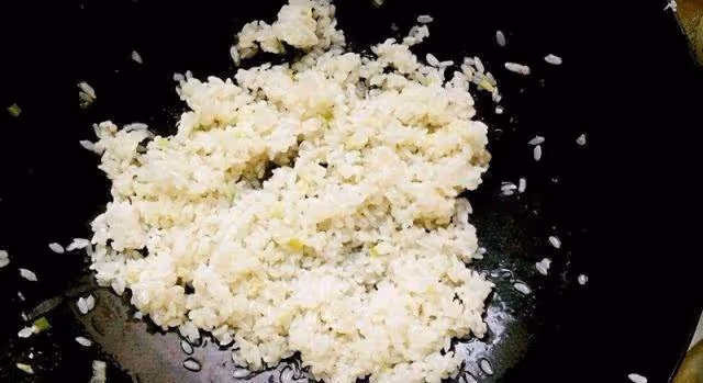 教你自己在家做蛋炒飯，簡單4步就能做出粒粒分明的蛋炒飯