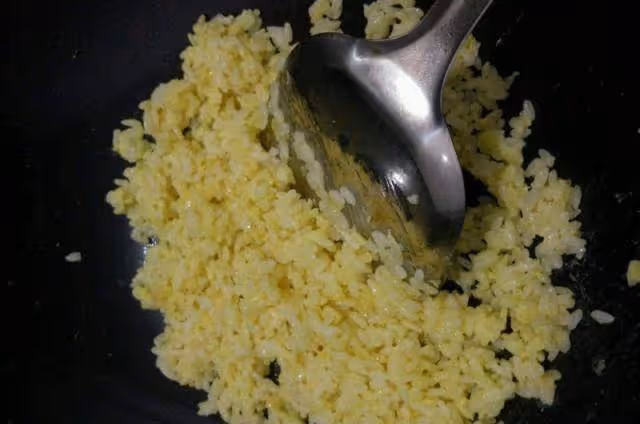 教你自己在家做蛋炒飯，簡單4步就能做出粒粒分明的蛋炒飯