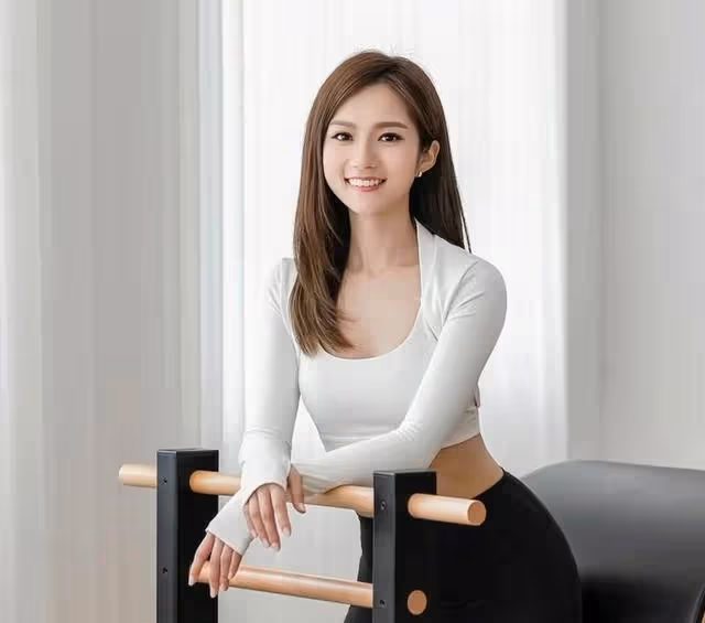 TVB知名富二代否認女友是第三者，演技油膩又浮誇，47寸胸肌搶鏡