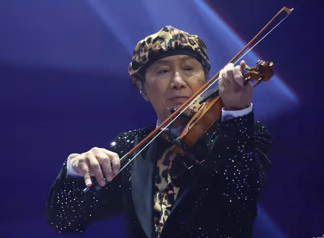 74歲許冠傑開演唱會！唱三哥許冠英的歌引淚目，大哥許冠文當嘉賓