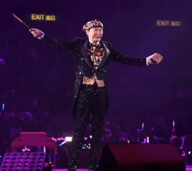 74歲許冠傑開演唱會！唱三哥許冠英的歌引淚目，大哥許冠文當嘉賓