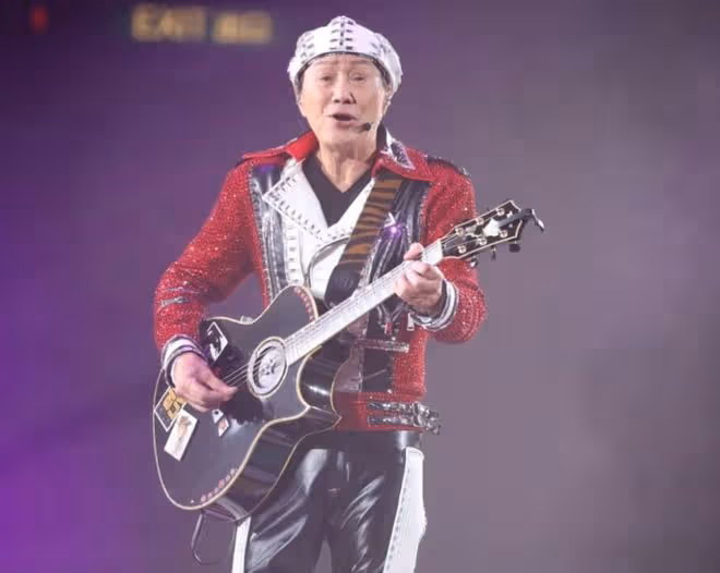 74歲許冠傑開演唱會！唱三哥許冠英的歌引淚目，大哥許冠文當嘉賓