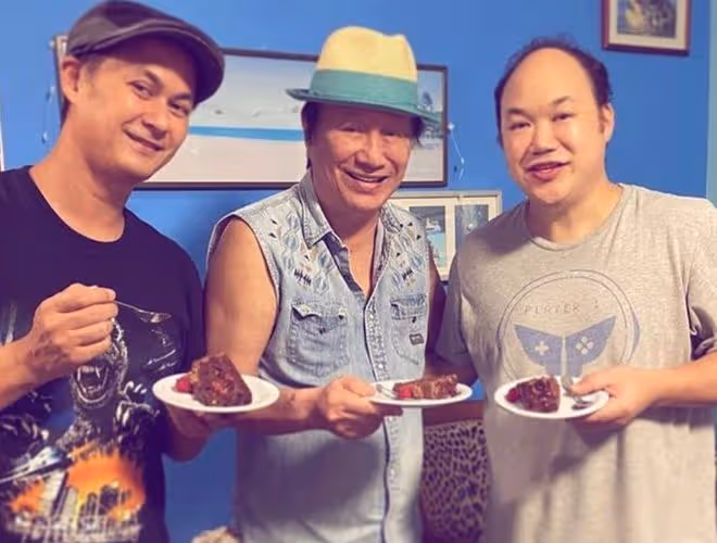 74歲許冠傑開演唱會！唱三哥許冠英的歌引淚目，大哥許冠文當嘉賓