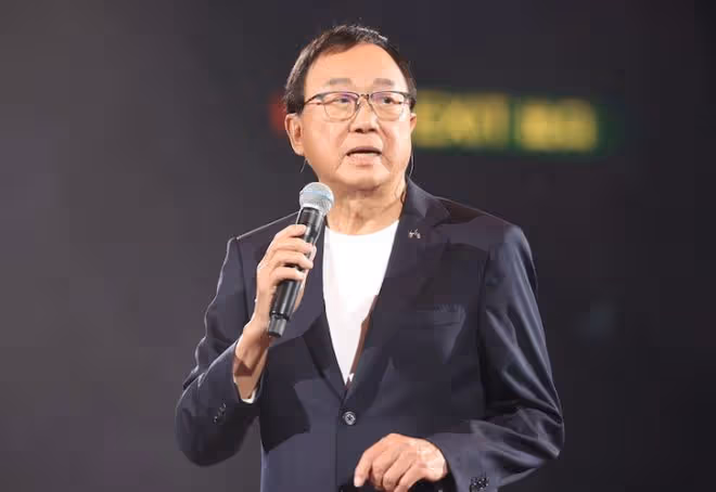 74歲許冠傑開演唱會！唱三哥許冠英的歌引淚目，大哥許冠文當嘉賓