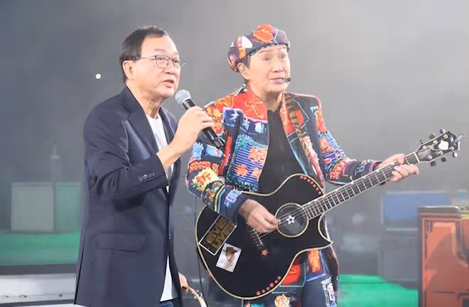 74歲許冠傑開演唱會！唱三哥許冠英的歌引淚目，大哥許冠文當嘉賓
