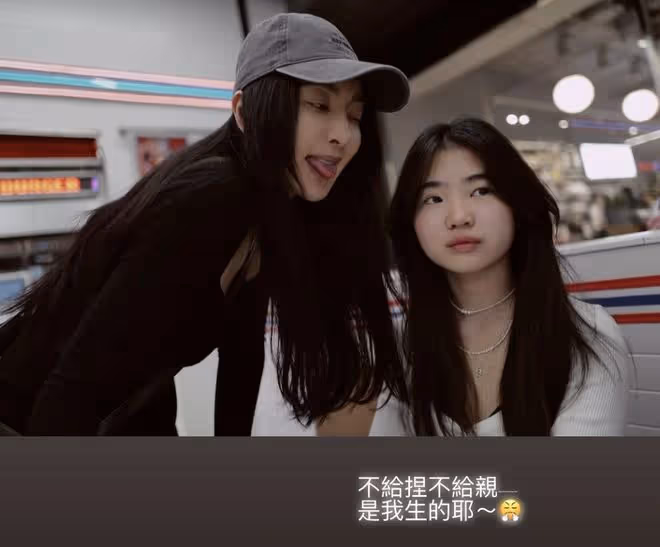 吳速玲帶兒女韓國慶生，Grace露小蠻腰不讓媽媽親，前夫曹格點贊
