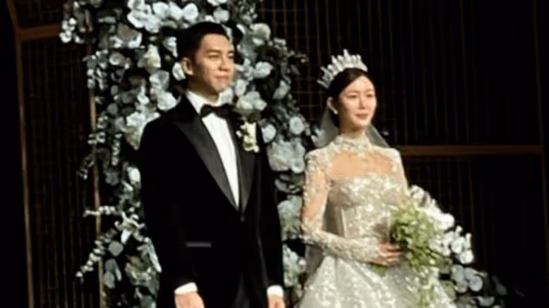 李昇基婚禮不戴假髮，單腿下跪為李多寅唱歌，婚禮現場有僧侶現身