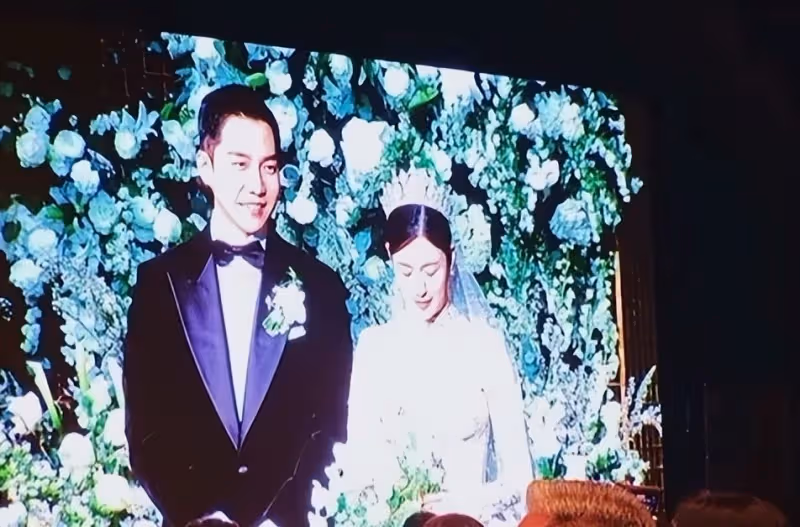 李昇基婚禮不戴假髮,單腿下跪為李多寅唱歌,婚禮現場有僧侶現身