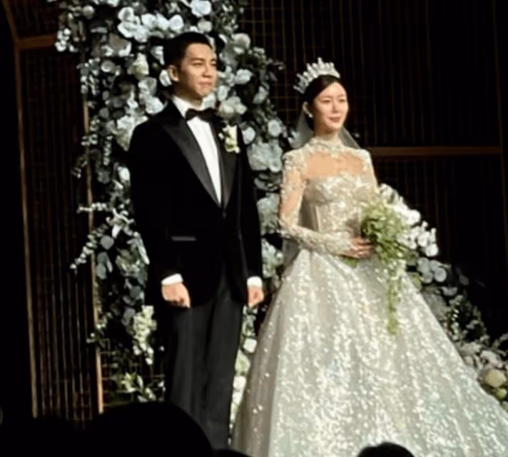 李昇基婚禮不戴假髮,單腿下跪為李多寅唱歌,婚禮現場有僧侶現身